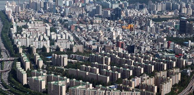 부동산시장 침체로 재건축을 추진하는 아파트도 법원 경매시장에 속속 등장하고 있다. 11일 감정가 49억원에 전용 144㎡의 경매가 진행되는 서울 압구정동 현대아파트 전경. 【연합뉴스】