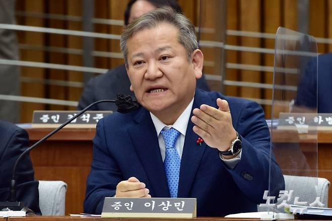 지난 6일 서울 여의도 국회에서 열린 용산 이태원 참사 진상규명과 재발방지를 위한 국정조사 2차 청문회에 증인으로 출석한 이상민 행정안전부 장관이 의원 질의에 답변을 하고 있다. 윤창원 기자