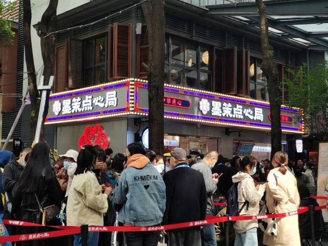 중국인들이 디저트 전문점에서 제품을 사기 위해 길게 줄을 늘어서 있다. 바이두캡쳐.