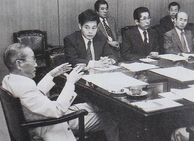1978년 8월25일 열린 삼성그룹 해외사업 추진위원회에서 이병철 창업회장이 36세의 3남 이건희 2대 회장(당시 삼성물산 부회장)을 배석시켜 회의를 주재하고 있다. ⓒ《호암자전》 수록 사진