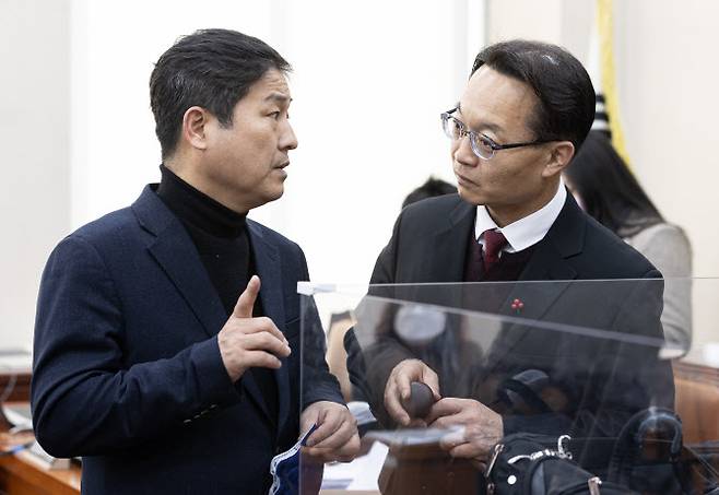 조해진(오른쪽) 국회 정치개혁특별위원회 소위원장이 11일 오전 서울 여의도 국회에서 열린 정치개혁특별위원회 정치관계법개선소위원회에서 김영배 더불어민주당 간사와 대화하고 있다.(뉴스1)