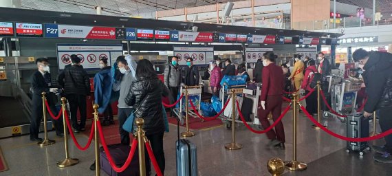 중국의 해외 입국자 강제격리 폐지 첫날인 8일 오전 베이징 서우두 국제공항 제3터미널 출국장에서 승객들이 표를 발권하고 있다. 사진=정지우 특파원