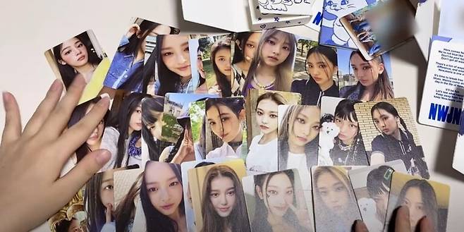 아이돌그룹 뉴진스 포토카드 개봉 영상. 유튜브 ‘먐미’ 영상 갈무리.