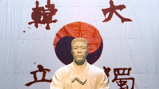 서울 남산 안중근 기념관에 있는 안중근 의사 조각상. 중앙포토