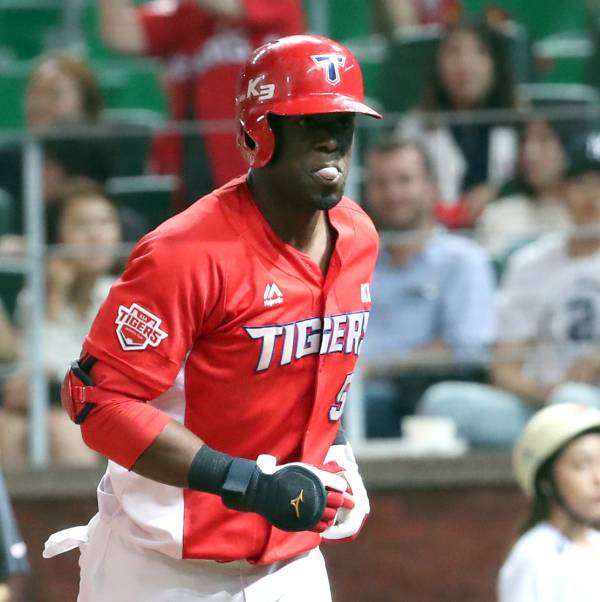 2018 프로야구 신한은행 마이카 KBO리그 SK 와이번스와 KIA 타이거즈의 경기가 지난 2018년 6월 27일 오후 인천 SK행복드림구장에서 열렸다. KIA 버나디나가 8회초 중월 1점 홈런을 날리고 홈으로 들어오고있다. 인천=정시종 기자