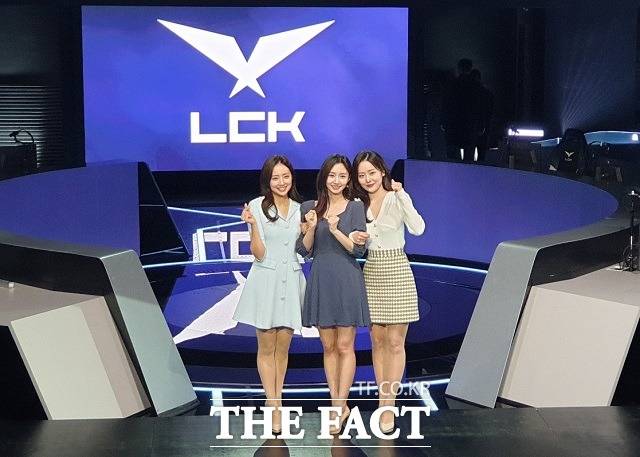 12일 오후 서울 종로구 LCK아레나에서 '2023 LCK 스프링' 개막 미디어데이가 열린 가운데 배혜지·윤수빈·함예진(왼쪽부터) 아나운서가 포즈를 취하고 있다. /종로=최승진 기자