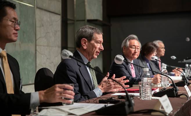 서울 중구 더플라자 서울호텔에서 열린 제11회 한국국가전략연구원(KRINS)-브루킹스연구소-조선일보 국제회의에서 참석자들이 발언하고 있다. 왼쪽부터 브루킹스연구소 앤드루 여 한국석좌, 로버트 아인혼 선임연구원, 김숙 전 주유엔대사, 이호령 한국국방연구원 책임연구위원, 정연봉 KRINS 부원장./박상훈 기자