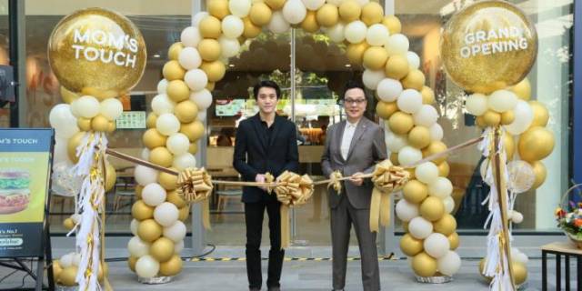 지난해 12월 19일 태국 방콕에 위치한 '맘스터치 태국 2호점'에서 김동전 맘스터치앤컴퍼니 대표이사(오른쪽), 쵸 채쵸티삭 맘스터치 태국법인 대표이사(왼쪽)가 개업을 축하하고 있다. /사진제공=맘스터치앤컴퍼니