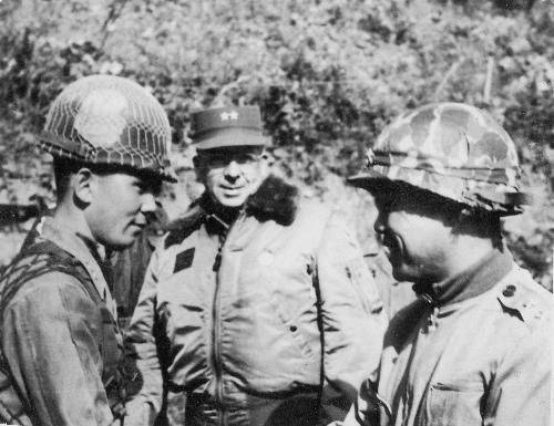 20대 장교 시절의 박태준(맨 왼쪽) 모습/조선일보DB