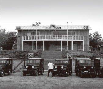 1968년 포항제철소 건설 부지에 100만원을 들여 지은 60평짜리 2층 목조건물 모습. 사막이나 다름없는 황무지에 모랫바람을 맞으며 중장비들과 함께 들어선 모습이 제2차 세계대전에서 독일의 롬멜 전차군단과 같다고 해서 '롬멜하우스'로 불려졌다./포스코