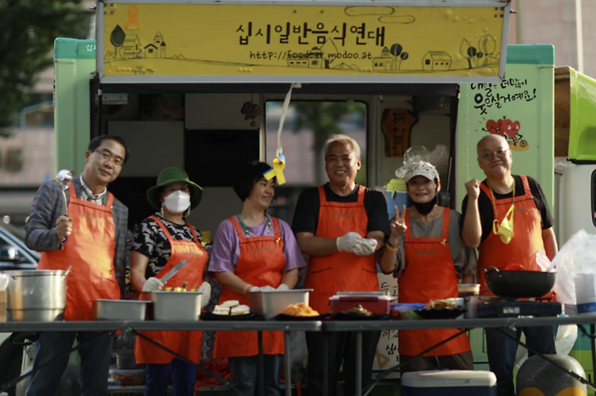 유희씨(오른쪽 두번째)와 십시일반 음식연대 밥묵차 활동가들. ⓒ십시일반 밥묵차 제공.
