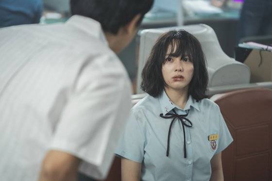 넷플릭스 오리지널 시리즈 '더 글로리'는 학창시절 학교폭력에.시달린 주인공이 가해자들을 옭아매는 복수를 계획하는 이야기를 그렸다. 드라마에서 묘사된 고데기를 활용한 학교폭력은 2006년 충북 청주에서 벌어진 실화와 유사하다. 사진 넷플릭스