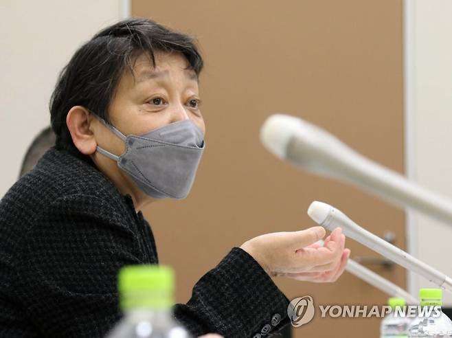 "피해자 없이는 징용 문제 해결 안 돼" (도쿄=연합뉴스) 박상현 특파원 = 일본 소설가인 나카자와 게이 호세이대 교수가 16일 도쿄 중의원 제2의원회관에서 열린 기자회견에서 "피해자 없이 징용 문제는 해결되지 않는다"는 내용의 성명을 발표하고 있다. 성명에는 일본 학자, 작가, 소설가 등 94명이 이름을 올렸다. 2023.1.16 psh59@yna.co.kr