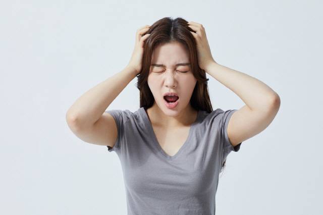 머리 전체가 깨질 듯이 아프다면 뇌출혈, 뇌종양 등 응급질환의 위험신호다./사진=클립아트코리아