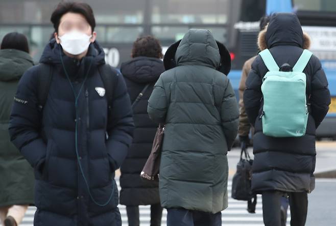 17일 오전 서울 종로구 광화문네거리에서 시민들이 두꺼운 옷을 입고 발걸음을 옮기고 있다. 뉴스1