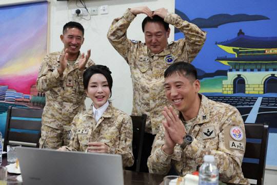 아랍에미리트(UAE)를 국빈 방문 중인 윤석열 대통령(뒷줄 오른쪽)과 부인 김건희 여사(앞줄 왼쪽)가 지난 15일(현지시간) 수도 아부다비에 파병 중인 아크 부대를 방문, 한 부사관 가족과 영상 통화를 하고 있다. 아부다비=연합뉴스