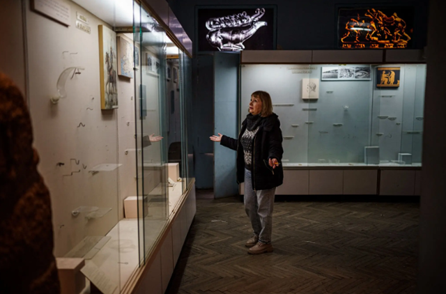 지난해 12월, 헤르손 지역 박물관의 유리 진열장이 전부 비어 있다. 게티이미지
