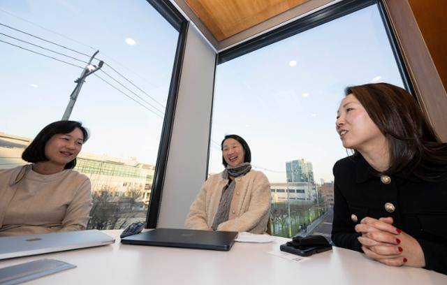 (왼쪽부터) 최경희 소풍벤처스 파트너, 김메이글 크립톤 이사, 김영경 D3쥬빌리파트너스 상무 등 여성 심사역 3인방이 10일 서울 성동구 소풍벤처스에서 한국일보와 인터뷰하고 있다. 이한호 기자