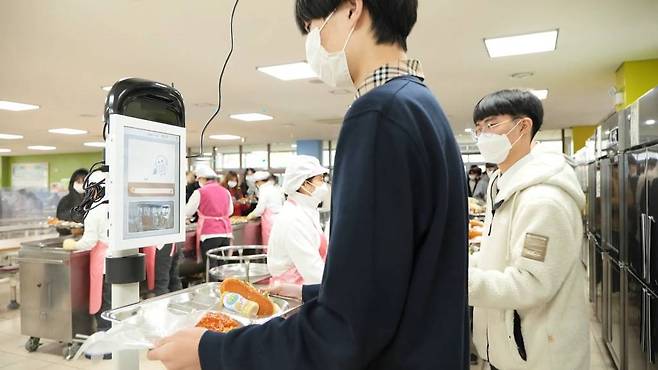 누비랩 인공지능 푸드 스캐너를 통해 급식 식사량을 측정하는 모습, 출처: 누비랩 블로그
