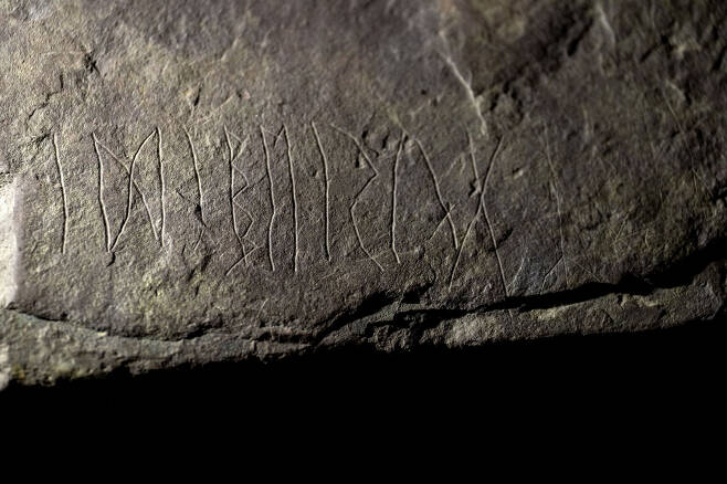 룬스톤 앞쪽에는 ‘이디베르그’(idiberug)라고 해석되는 룬 문자 8자가 새겨져 있다. 무덤 주인 이름으로 보이는 데 성별은 알 수 없다. / 사진=AP 연합뉴스