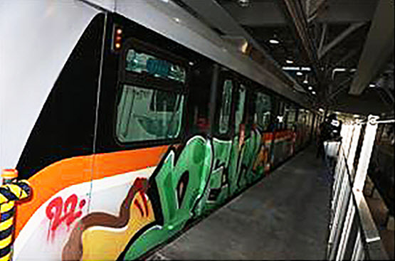 차량기지에 정박된 열차에 래커 스프레이로 그려진 그림. (사진 = 인천논현경찰서 제공)
