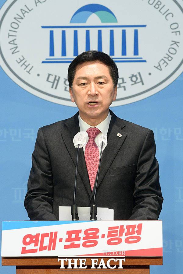 국민의힘 당권 주자인 김기현 의원이 19일 오전 서울 여의도 국회 소통관에서 기자회견을 열고 '비전과 통합 메시지' 발표를 하고 있다. /국회=남윤호 기자