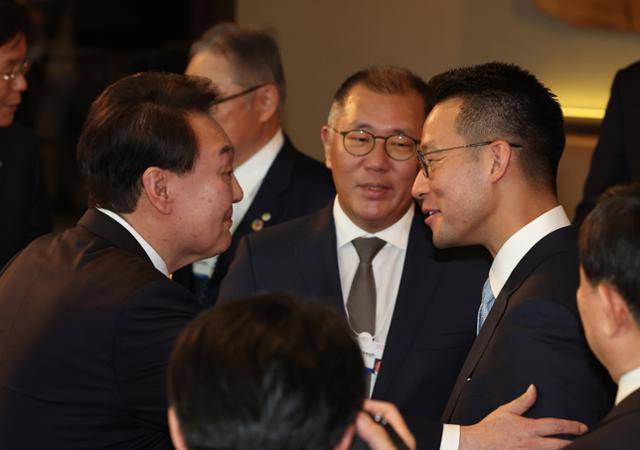 다보스포럼 참석차 스위스를 방문 중인 윤석열 대통령이 18일(현지시간) 다보스 시내 한 호텔에서 열린 '글로벌 CEO와의 오찬'에서 정의선(가운데) 현대차그룹 회장, 존 리아디 리포 카라와치(오른쪽) 최고경영자(CEO) 등 참석자들과 대화하고 있다. 다보스=뉴시스