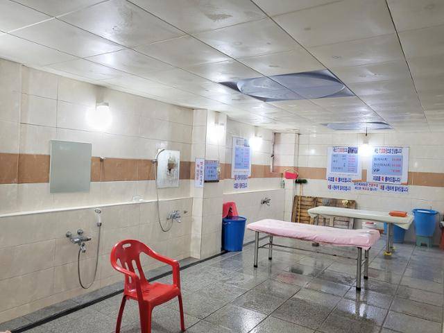 15일 일요일 오전 서울 서대문구 유진사우나 남탕의 때밀이 공간. 오세운 기자