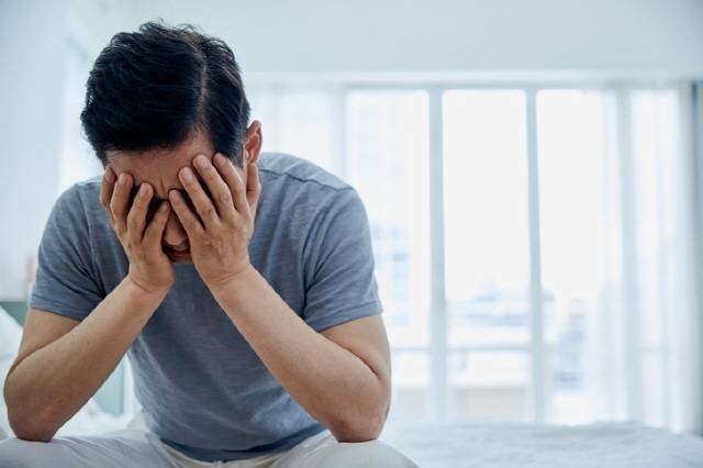 아침에 지나치게 일어나기 힘들다면 간 건강을 의심해야 한다. /게티이미지뱅크