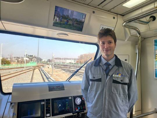 아르헨티나 출신 국내 1호 외국인 기관사 알비올 안드레스씨가 김포골드라인 전동차 안에서 포즈를 취하고 있다. 김포골드라인 제공