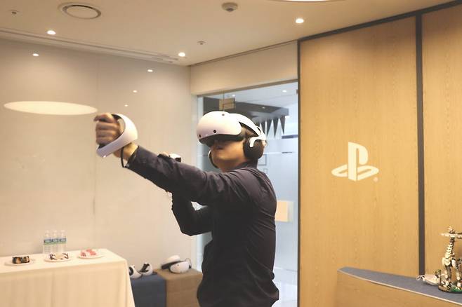 소니 플레이스테이션 VR2를 공식 출시 전 직접 체험해봤다. 40여분의 플레이 시간이 5분처럼 느껴질 정도로 몰입감 있는 경험을 할 수 있었다.