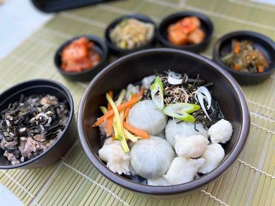 치악휴게소의 '산나물감자옹심이'. 강원도 향토 음식인 산나물만두와 감자옹심이를 결합한 메뉴다. 사진 한국도로공사