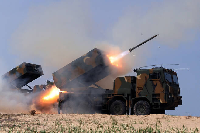 육군 천무 다연장로켓 발사기에서 로켓이 발사되고 있다. 세계일보 자료사진