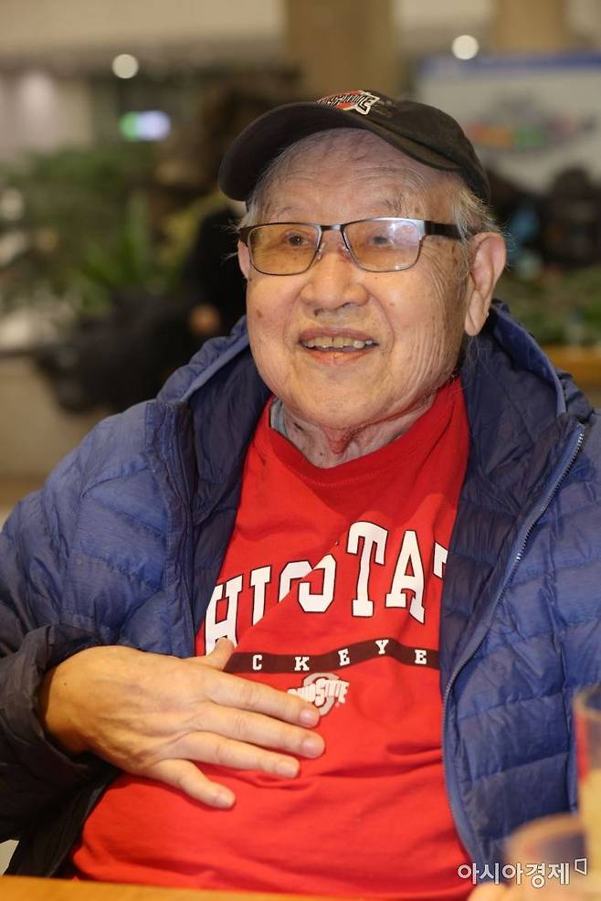 한국반도체 사장과 삼성반도체 사장을 지낸 '한국의 반도체 선구자' 강기동 박사가 17일 인천공항을 통해 귀국한 뒤 인터뷰 하고 있다. 사진=허영한 기자 younghan@