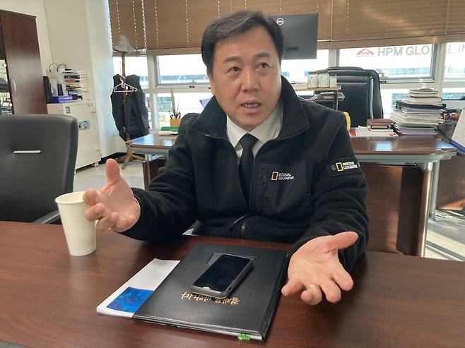 이성동 에이팩트 대표가 지난 18일 경기 안성시 에이팩트 사무실에서 조선비즈와 인터뷰하고 있다. /김민국 기자