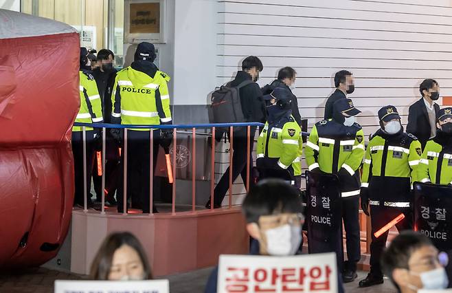 국가정보원이 18일 오후 서울 중구 전국민주노동조합총연맹(민주노총) 서울 사무실 압수수색을 마친 후 압수물품이 든 상자를 들고 나서고 있다 / 사진 = 연합뉴스