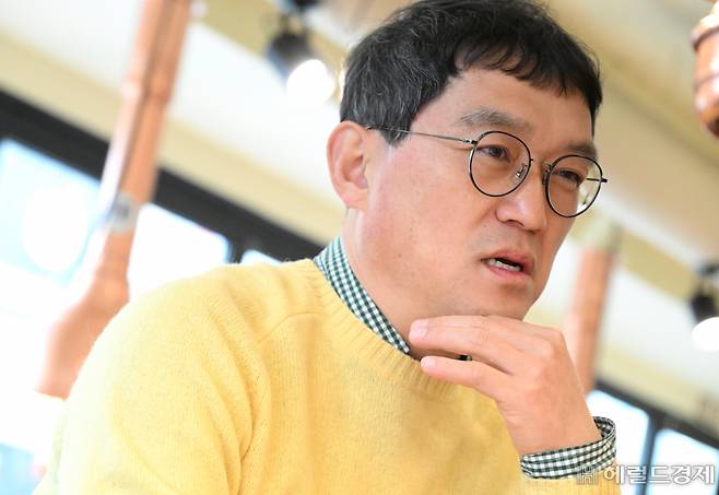 사업가 겸 방송인 고명환 씨가 지난 17일 서울 양천구의 한 가게에서 헤럴드경제와 인터뷰를 하고 있다. 임세준 기자