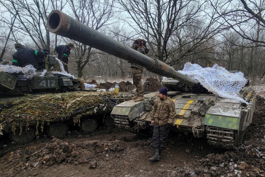 우크라이나 한 병사가 지난 13일 치열한 교전이 펼쳐지고 있는 동부 바흐무트에서 탱크에 기대 휴식을 취하고 있다.로이터 연합뉴스