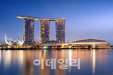 2010년 개장해 아시아 관광시장의 지형도를 바꿔놓은 싱가포르 마리나 베이 샌즈 복합리조트. 최근 샌즈그룹은 싱가포르 정부로부터 2030년까지 카지노 운영권을 보장받는 조건으로 33억 달러(약 4조원)의 투자 계획을 발표했다. (사진=싱가포르관광청)