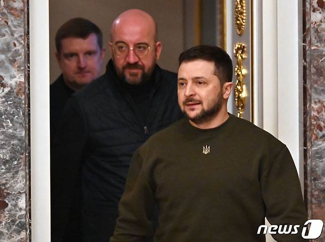 볼로디미르 젤렌스키 우크라이나 대통령이 19일(현지시간) 키이우에서 샤를 미셸 EU 상임의장과 기자회견에 도착을 하고 있다. ⓒ AFP=뉴스1 ⓒ News1 우동명 기자
