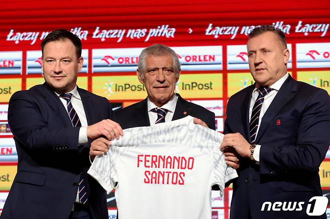 페르난두 산투스 감독(가운데)이 폴란드 축구대표팀 신임 사령탑으로 선임됐다. ⓒ 로이터=뉴스1