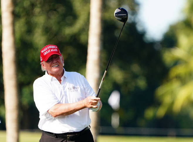 도널드 트럼프 전 미국 대통령이 지난해 10월 미국 플로리다주 마이애미에서 열린 LIV 골프 프로암에 참가해 라운드하고 있다. (사진=AFPBBNews)
