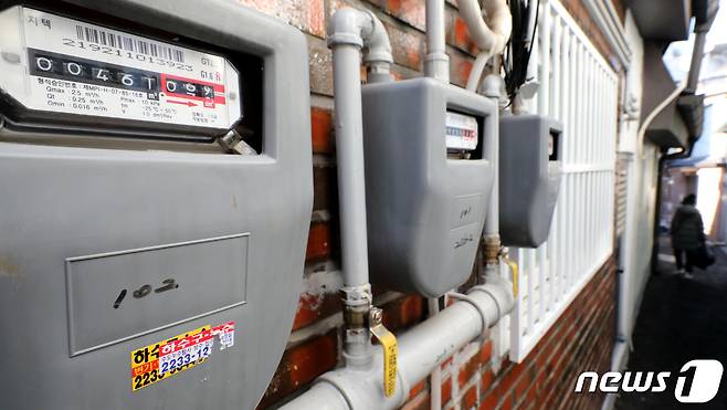도심 주택가에 부착된 가스계량기 앞으로 시민이 지나가고 있다. /뉴스1 ⓒ News1 장수영 기자