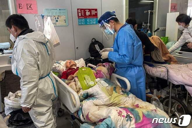 지난 3일(현지시간) 코로나19 확산 속 중국 상하이 통렌 병원에서 응급 환자가 의료진의 치료를 받고 있다. ⓒ AFP=뉴스1 ⓒ News1 우동명 기자