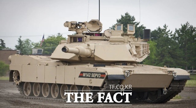 M1A2 전차의 최신형인 M1A2 SEV 전차가 기동하고 있다. /제너럴다이내믹스