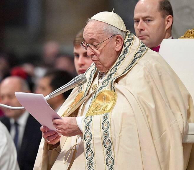프란치스코 교황이 지난 1일(현지 시각) 바티칸 성 베드로 대성전에서 새해 첫 미사를 집전하고 있다. /로이터 연합뉴스