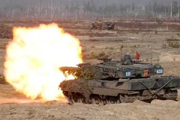 2021년 3월 라트비아 아다지 군기지에서 실시된 북대서양조약기구(NATO) 훈련에서 레오파드2 탱크가 화염을 내뿜으며 힘차게 전진하고 있다. ⓒ EPA/연합뉴스