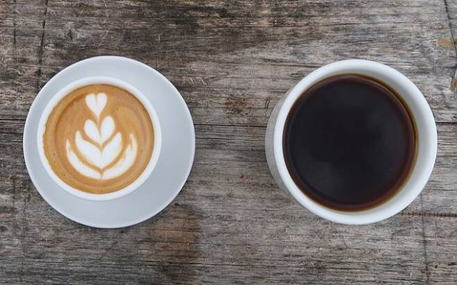 숙면을 방해할 수 있음에도 하루 커피 서너 잔이 사망률을 낮춘 데에는 칼륨이 풍부한 게 역할을 하지 않았을까. 커피 한 잔에는 칼륨이 권장 섭취량의 3%나 들어있다. 위키피디아 제공