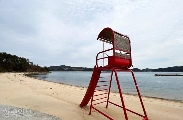 칠천도에는 이름난 관광시설이 없어 한적하게 섬을 한 바퀴 도는 드라이브를 즐길 수 있다. 섬 북측에 물안해수욕장이라는 작은 해변이 있다.