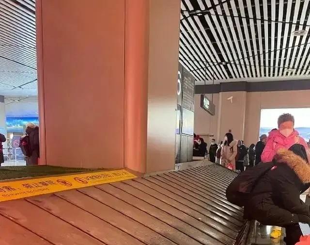 23일 중국 헤이룽장성의 하얼빈시 공항에 도착한 승객들이 컨베이어벨트에서 자신의 수화물을 찾지 못하고 있다. 기록적 한파로 비행기 수화물칸 문이 얼어버리며 수화물 이동 작업이 한동안 지연됐다고 현지 언론들이 전했다. 바이두 캡처